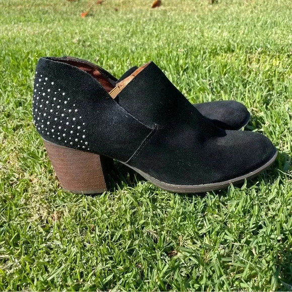 Naya Shoes - Naya Women’s Valerie Studded Suede Ankle
Booties Black / Silver Studs Size 7.5